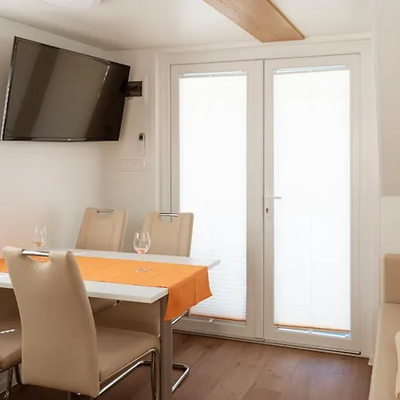 Floating House Marina Apartman *