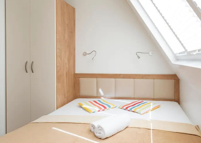 Floating House Marina ポルトローシュ