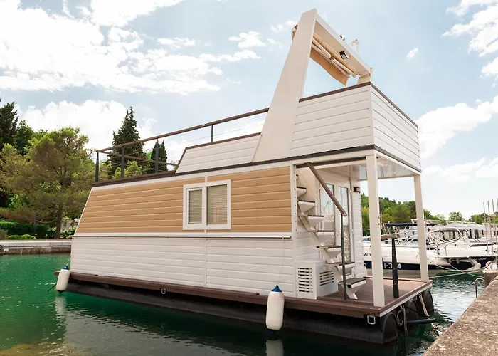 Floating House Marina ポルトローシュ